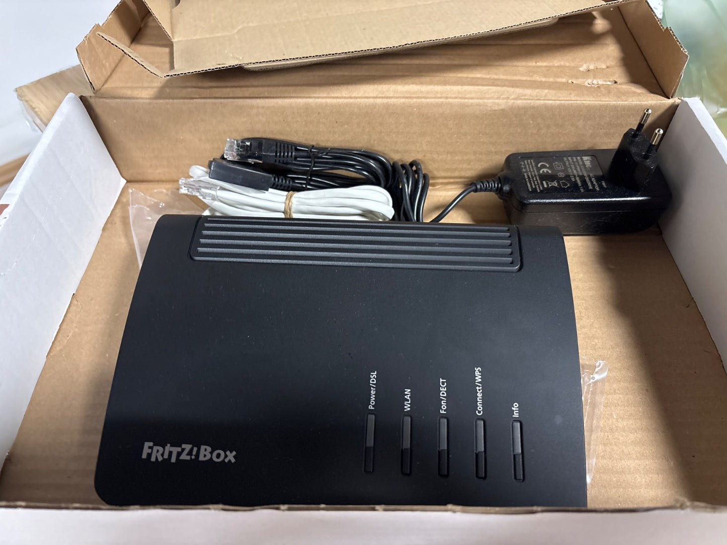 272905 - AVM FRITZ!Box 7530 Router WLAN AC+N (DSL/VDSL 866 Mbps (5GHz) dhe 400 Mbps (2.4 GHz), deri në 300 Mbps me VDSL-t, i Zi)