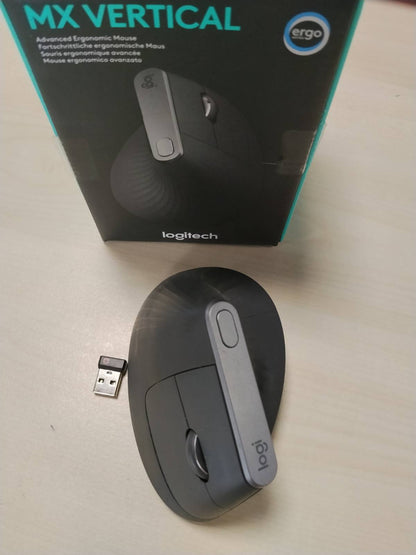 319406 - LOGITECH Maus pa tel MX Vertikal Ergonomik, Bluetooth/2.4 GHz, gjurmim optik 4000 DPI, 4 butona, karikim i shpejtë, për laptop/PC/Mac/iPad OS, ngjyrë Grafit