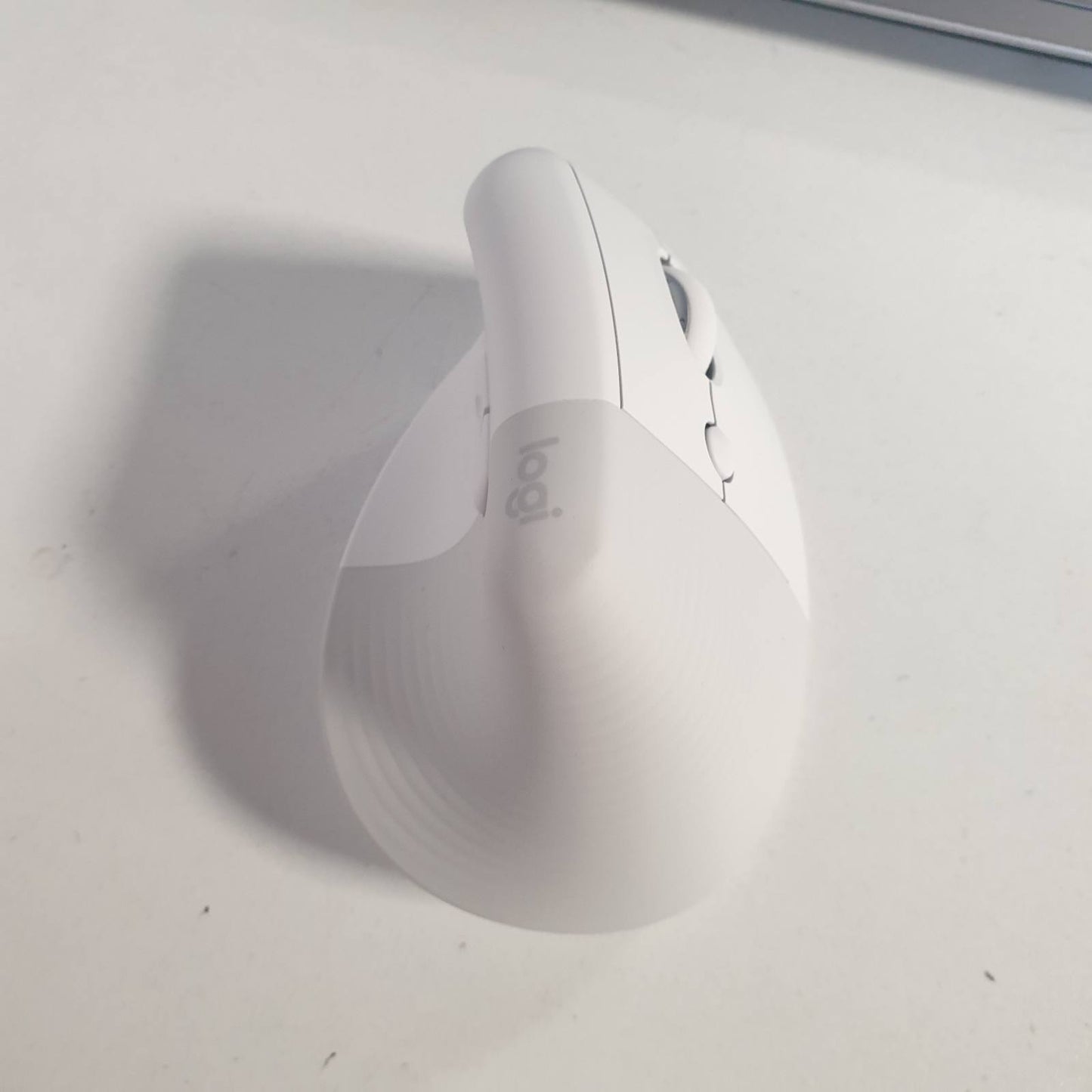 273132 - LOGITECH Maus Bluetooth pa tel Lift Vertical, ergonomik, me marrës USB Logi Bolt, butona të heshtur, 4 butona, i pajtueshëm me Windows/macOS/iPadOS për laptopë/PC - i bardhë
