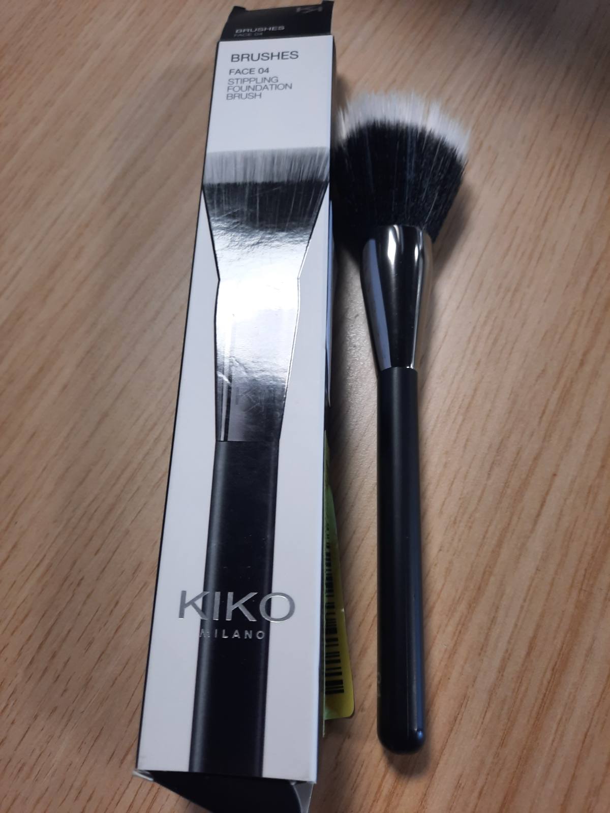 317523 - KIKO MILANO Furçë për Fondatinë Face 04 Stippling, furçë e rrumbullakët për fondatinë të lëngshme ose kremoze, fibra sintetike