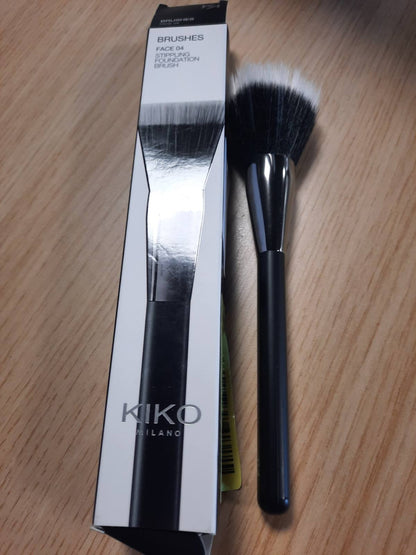 317523 - KIKO MILANO Furçë për Fondatinë Face 04 Stippling, furçë e rrumbullakët për fondatinë të lëngshme ose kremoze, fibra sintetike