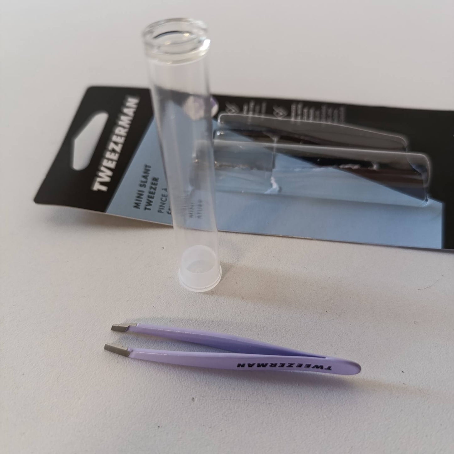 290224 - TWEEZERMAN Pinceta të vogla, të mprehta me dorë, me majë të pjerrët, për heqjen e vetullave, çelik inox, ngjyrë livandoje