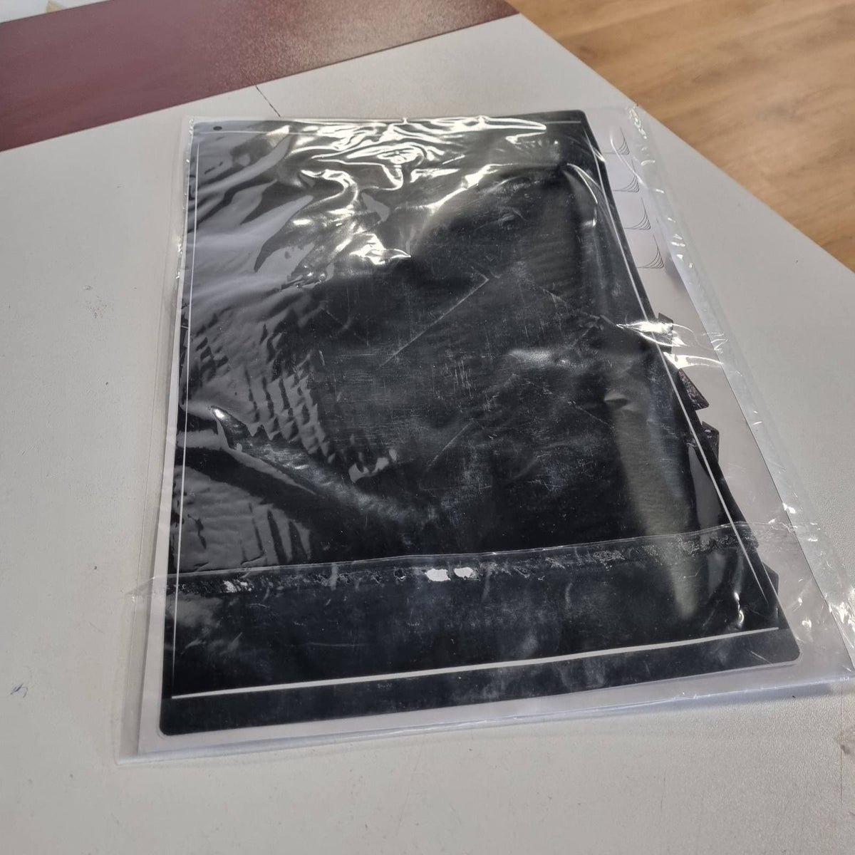 310267 - ALUMINI MBULESE PREJ FLETË PËR LAPTOP, FLETË NGJITËSE ABSTRAKTE, MBROJTËSE PËR LAPTOP, NGJITËSE VETËNGJITËSE PREJ VINILI (LP26 E ZEZË MAT, 15 INÇ)