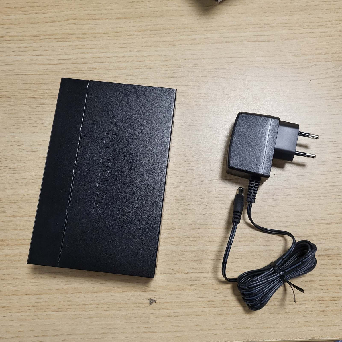 310090 - NETGEAR GS308 Gigabit Switch me 8 Porta, Ndërprerës Rrjeti Plug-and-Play, Kuti Metalike e Fortë me Ndërprerës ON/OFF