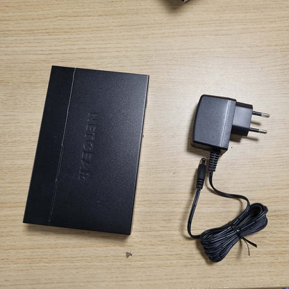 310090 - NETGEAR GS308 Gigabit Switch me 8 Porta, Ndërprerës Rrjeti Plug-and-Play, Kuti Metalike e Fortë me Ndërprerës ON/OFF