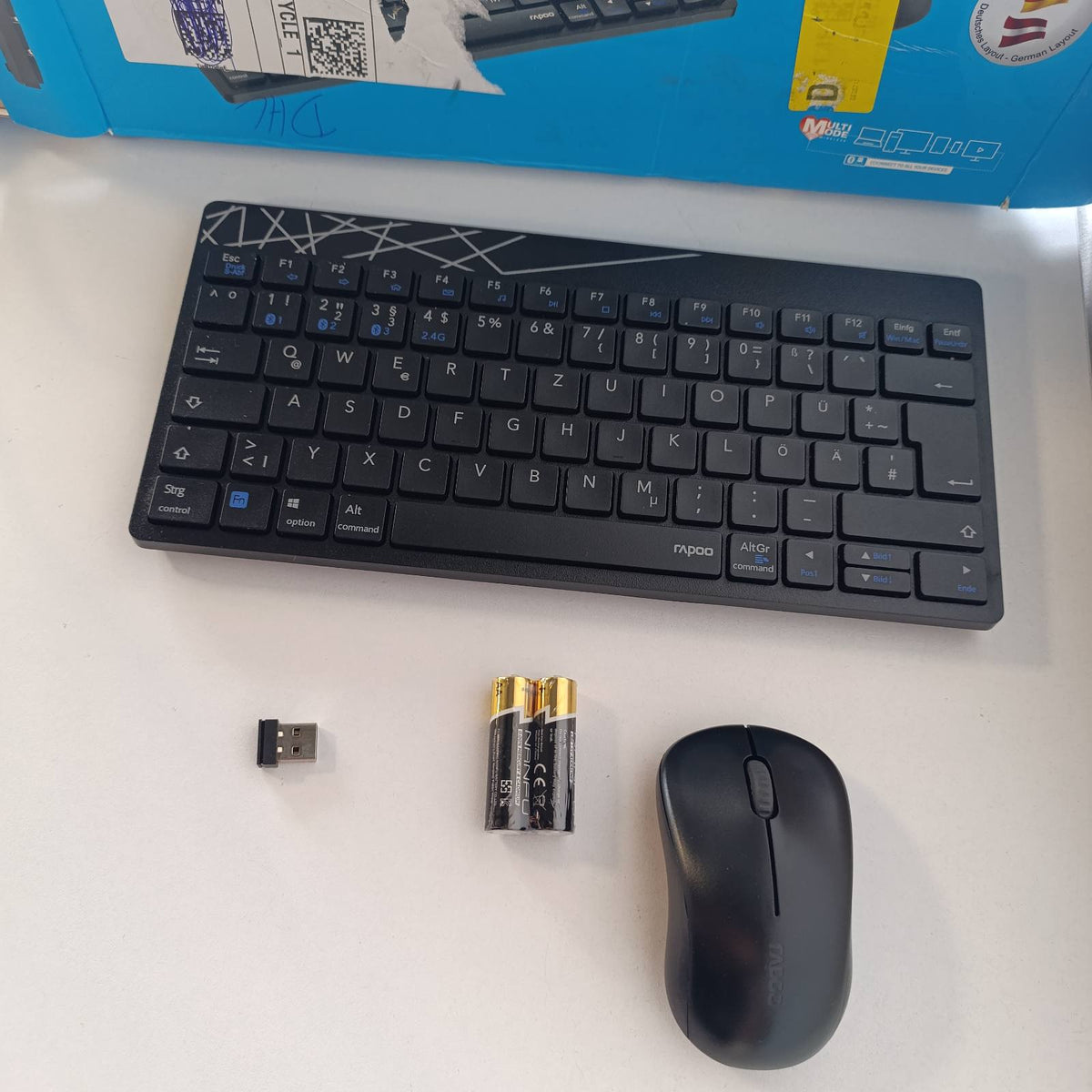 310044 - RAPOO Set tastiere dhe mausi pa tel 8000M - Bluetooth & 2.4G USB pa tel, për shumë pajisje (deri në 3 pajisje), maus ambidextrous 1300 DPI, format kompakt TKL, rezistent ndaj spërkatjeve, paraqitje gjermane QWERTZ, e zezë