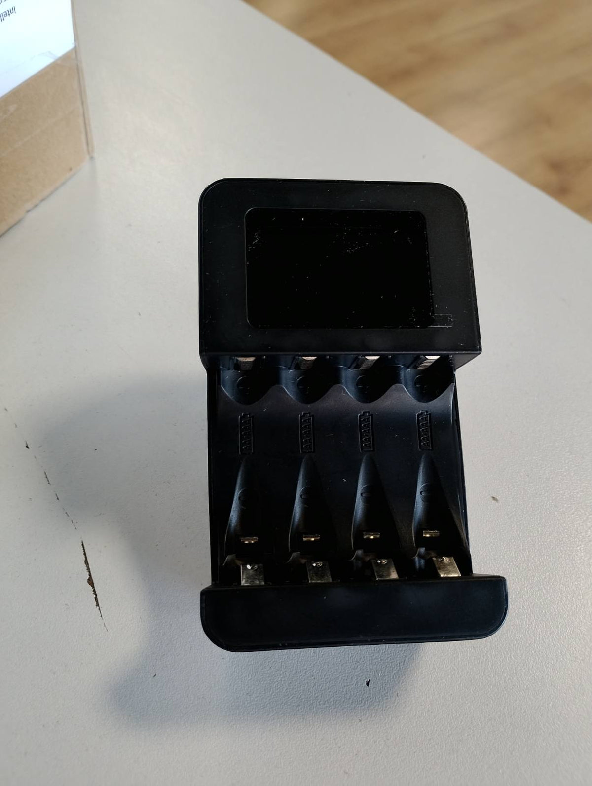 310216 - Karikues baterie dixhital inteligjent Amazon Basics për 4 bateri AA/AAA, i zi