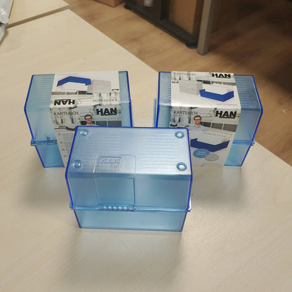 310363 - HAN Kutia e Kartelave Indeksi DIN A7 peizazh, dizajn inovativ për 300 karta indeksi me menteshë çeliku dhe mbyllje me kopëz, ngjyrë blu e tejdukshme, 977-64, 3 copë