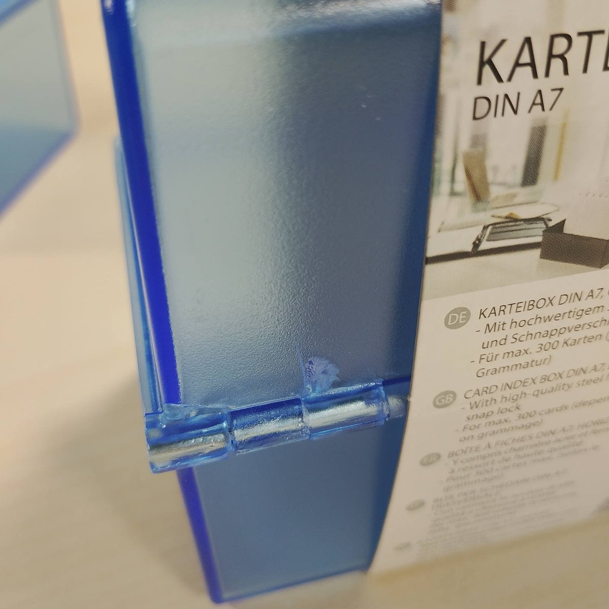310363 - HAN Kutia e Kartelave Indeksi DIN A7 peizazh, dizajn inovativ për 300 karta indeksi me menteshë çeliku dhe mbyllje me kopëz, ngjyrë blu e tejdukshme, 977-64, 3 copë