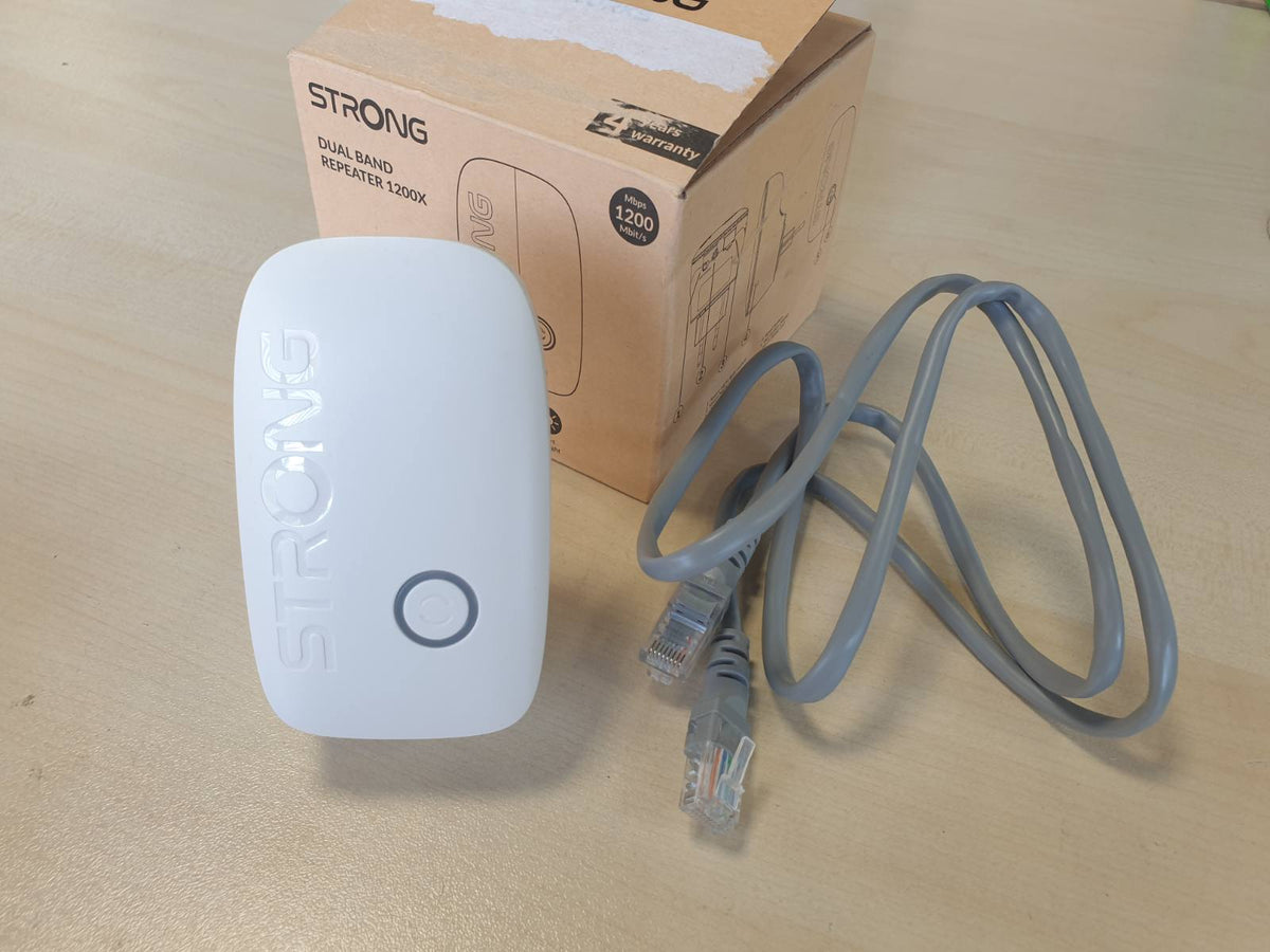 295788 - STRONG AC1200 AMPLIFIKATOR WIFI PËR PRIZË ELEKTRIKE, Përsëritës WiFi me Dy Banda, WPS, Portë LAN, Pikë Aksesi