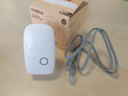 295788 - STRONG AC1200 AMPLIFIKATOR WIFI PËR PRIZË ELEKTRIKE, Përsëritës WiFi me Dy Banda, WPS, Portë LAN, Pikë Aksesi