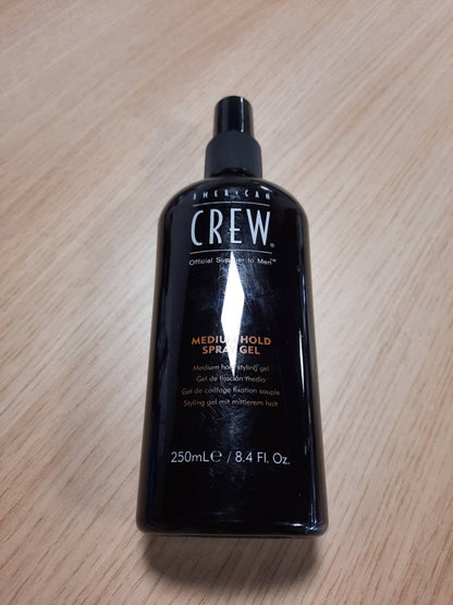 275748 - AMERICAN CREW Xhel Sprej me Mbajtje të Mesme | 250 ml | Sprej stilues për burra | Kujdes dhe hidratim për flokët