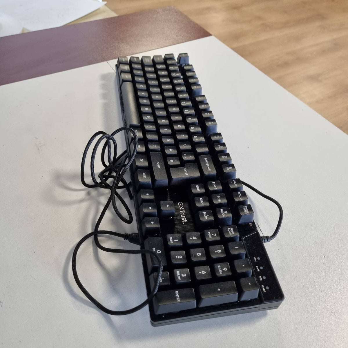 305331 - GXTrust Tastiera për Lojëra Azor, Ndriçim Prapa, Paraqitje Gjermane (QWERTZ)