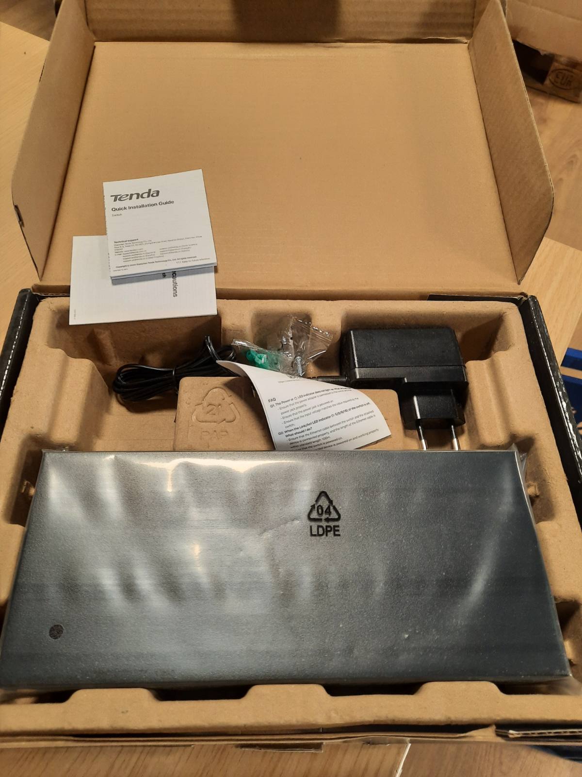 305236 - TENDA Switch TEG1016M rrjeti me 16 porta Gigabit, Switch LAN për montim në mur (i pamenaxhuar, VLAN, pa ventilator, plug and play, strehim metalik, i zi)