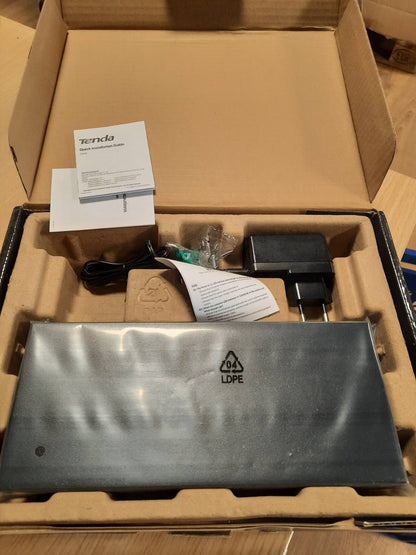 305236 - TENDA Switch TEG1016M rrjeti me 16 porta Gigabit, Switch LAN për montim në mur (i pamenaxhuar, VLAN, pa ventilator, plug and play, strehim metalik, i zi)