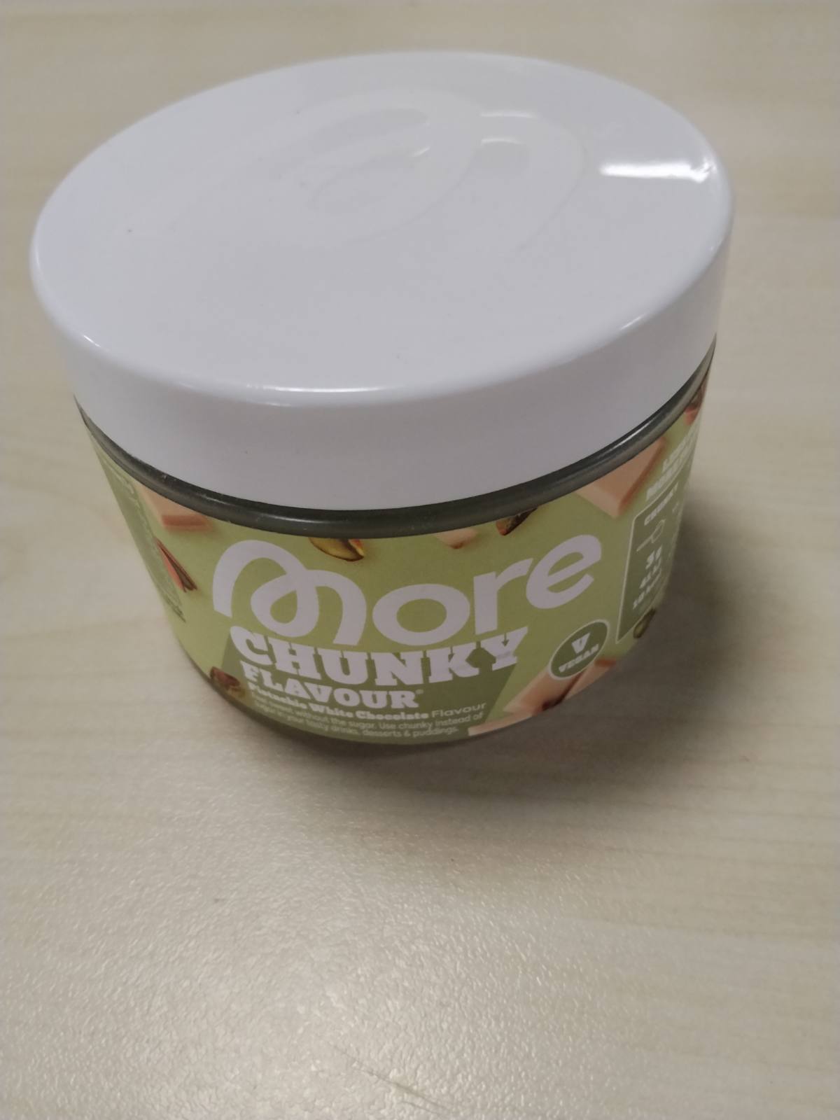 290223 - MË SHUMË Çokollatë e bardhë me fistikë, 150 g, vegane