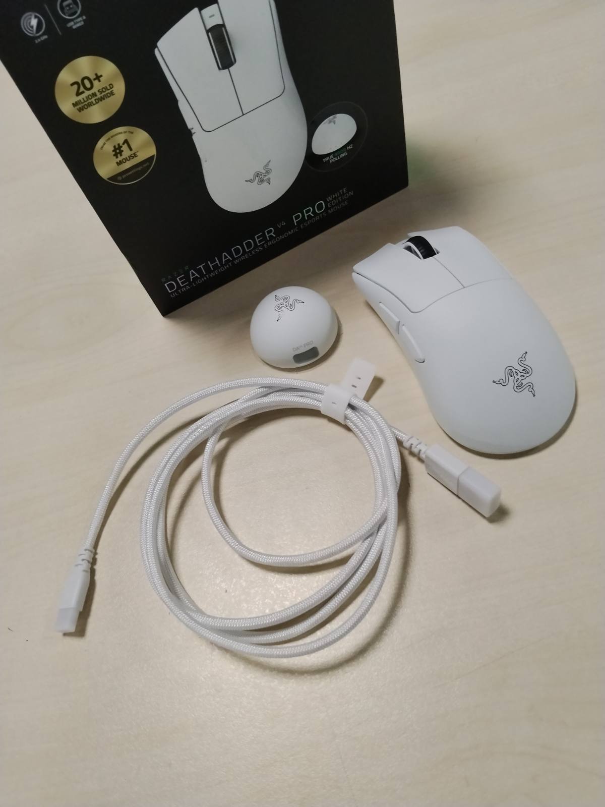 305067 - RAZER DEATHADDER V4 PRO - Maus elektronik pa tel, ergonomik, ultra i lehtë - 57g - 2.4 GHz Hyperspeed - Sensor Focus Pro 45K - 8K Hz Polling - Çelësa optikë Gen-4 - PC/Mac | E bardhë