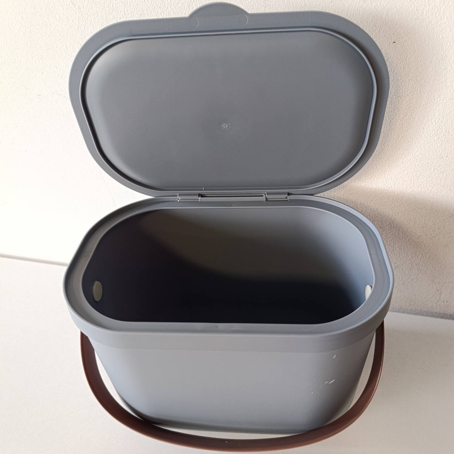 321748 - ROTHO BABYDESIGN YUMA KOVË PËR PELENA - PLASTIKË E RICIKLUAR - ME KAPAK DHE DOREZË - BLU