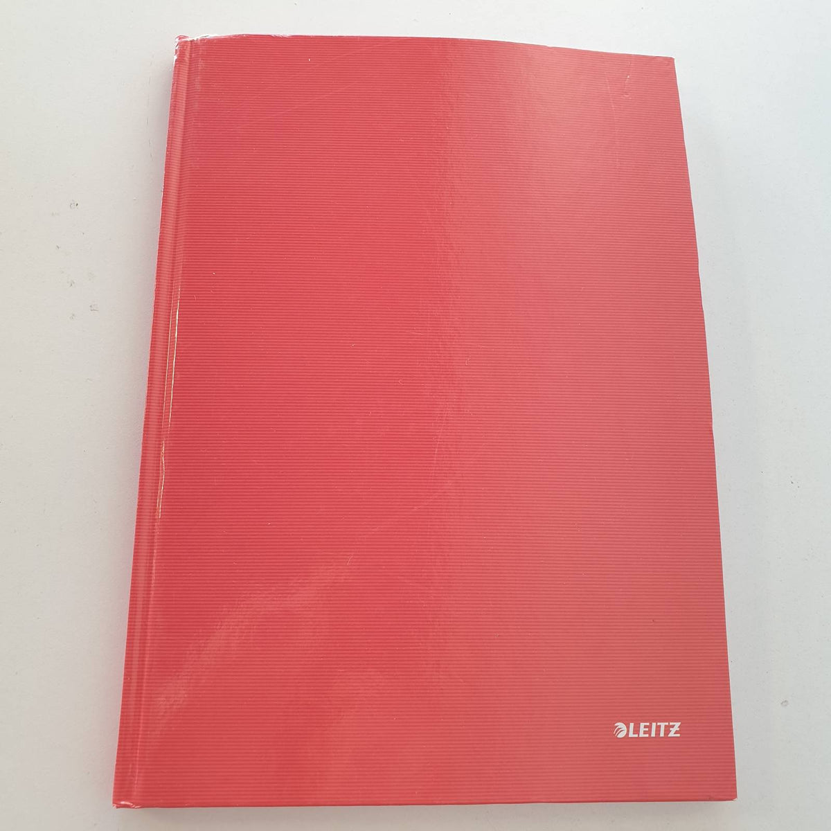 310566 - LEITZ Fletore A4, me katrorë, 160 faqe, 80 fletë letre 80 g/m² e çertifikuar nga FSC, me kapak të fortë dhe rezistent ndaj gërvishtjeve, për zyrë, shkollë ose si ditar, seria Solid, e kuqe e çelët, 46640020