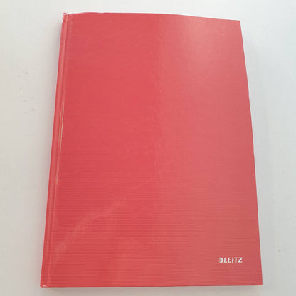 310566 - LEITZ Fletore A4, me katrorë, 160 faqe, 80 fletë letre 80 g/m² e çertifikuar nga FSC, me kapak të fortë dhe rezistent ndaj gërvishtjeve, për zyrë, shkollë ose si ditar, seria Solid, e kuqe e çelët, 46640020