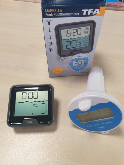 322337 - TFA DOSTMANN Termometër Dixhital Pa Tel për Pishina, model 30.3066.01, lundrues, sensor temperature, orë radio, i lehtë për t’u lexuar, për pishina dhe vaska me akull