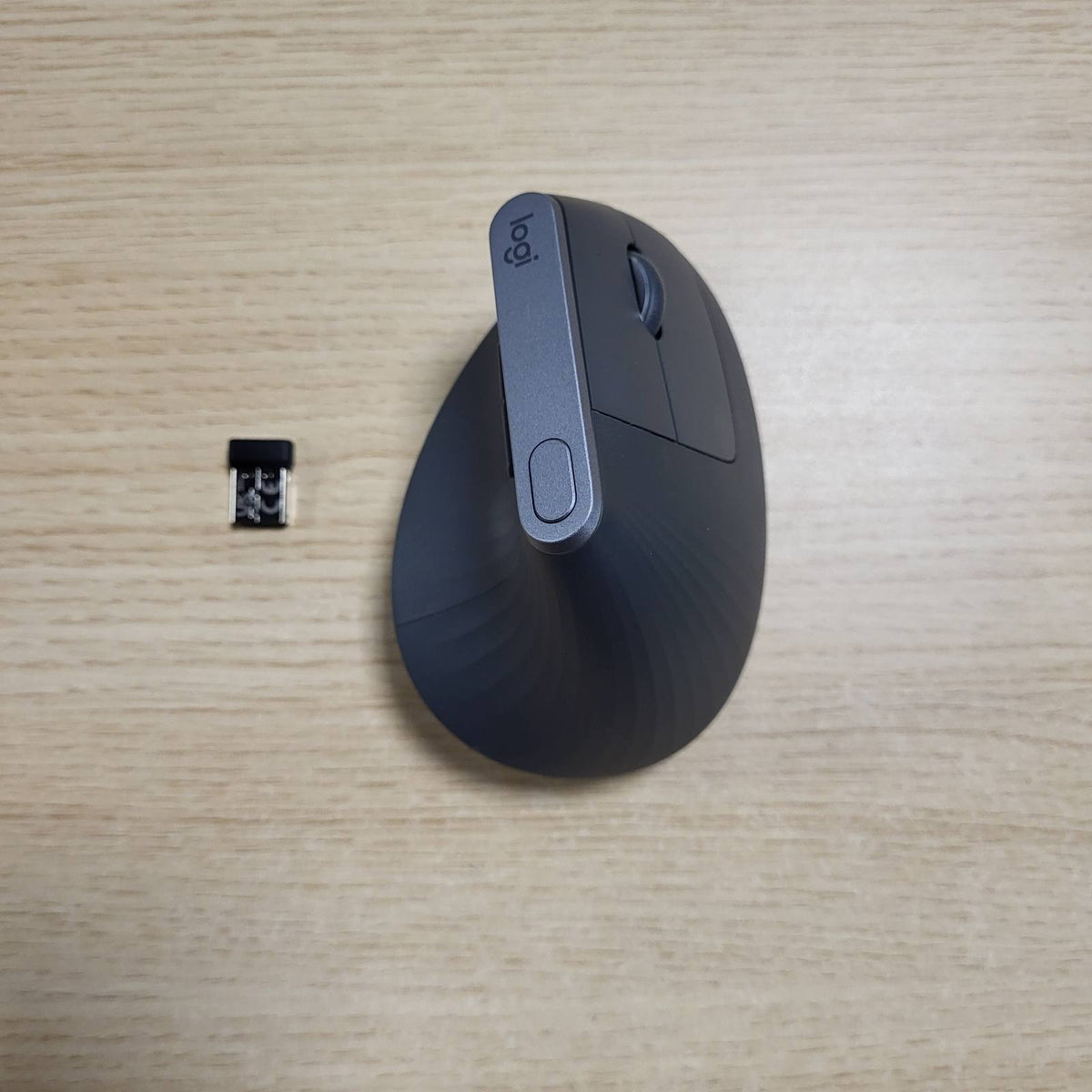 309510 - LOGITECH MX VERTIKAL, Maus ergonomik për shumë pajisje, Bluetooth ose 2.4GHz Wireless me USB Unifying, Ndjekje Optike 4K DPI, 4 Butona, Ngarkim i Shpejtë, PC/Mac/iPad - ngjyra të zeza