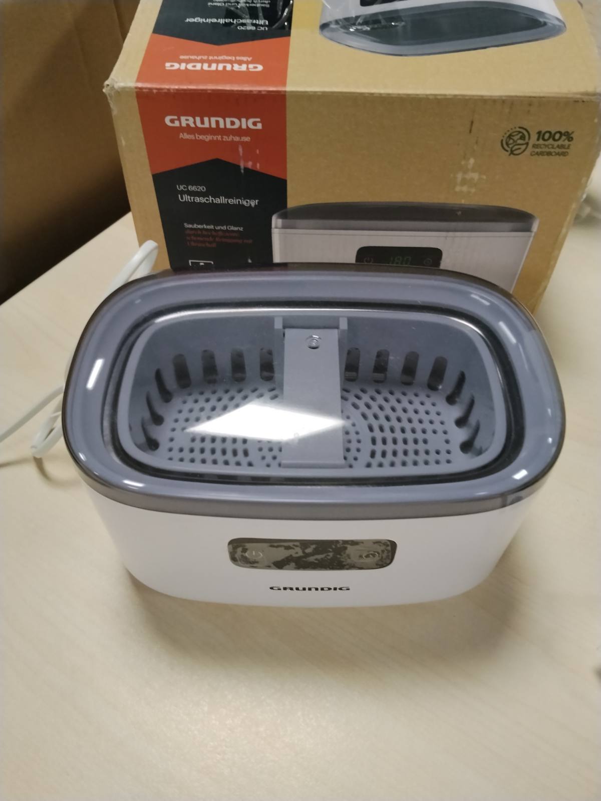 307300 - GRUNDIG Pastrues ultrasonik UC 6620, funksion kohëmatësi, rezervuar uji 500 ml, fuqi 50 W, e bardhë