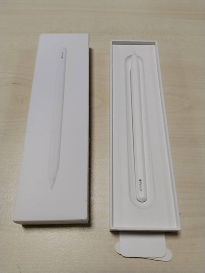 309579 - APPLE PENCIL (USB-C): Saktësi perfekte në piksel, ndjeshmëri ndaj pjerrësisë dhe vonesë e ulët, lider në industri, për marrjen e shënimeve, vizatimin dhe nënshkrimin e dokumenteve. Karikohet dhe çiftëzohet nëpërmjet USB-C.