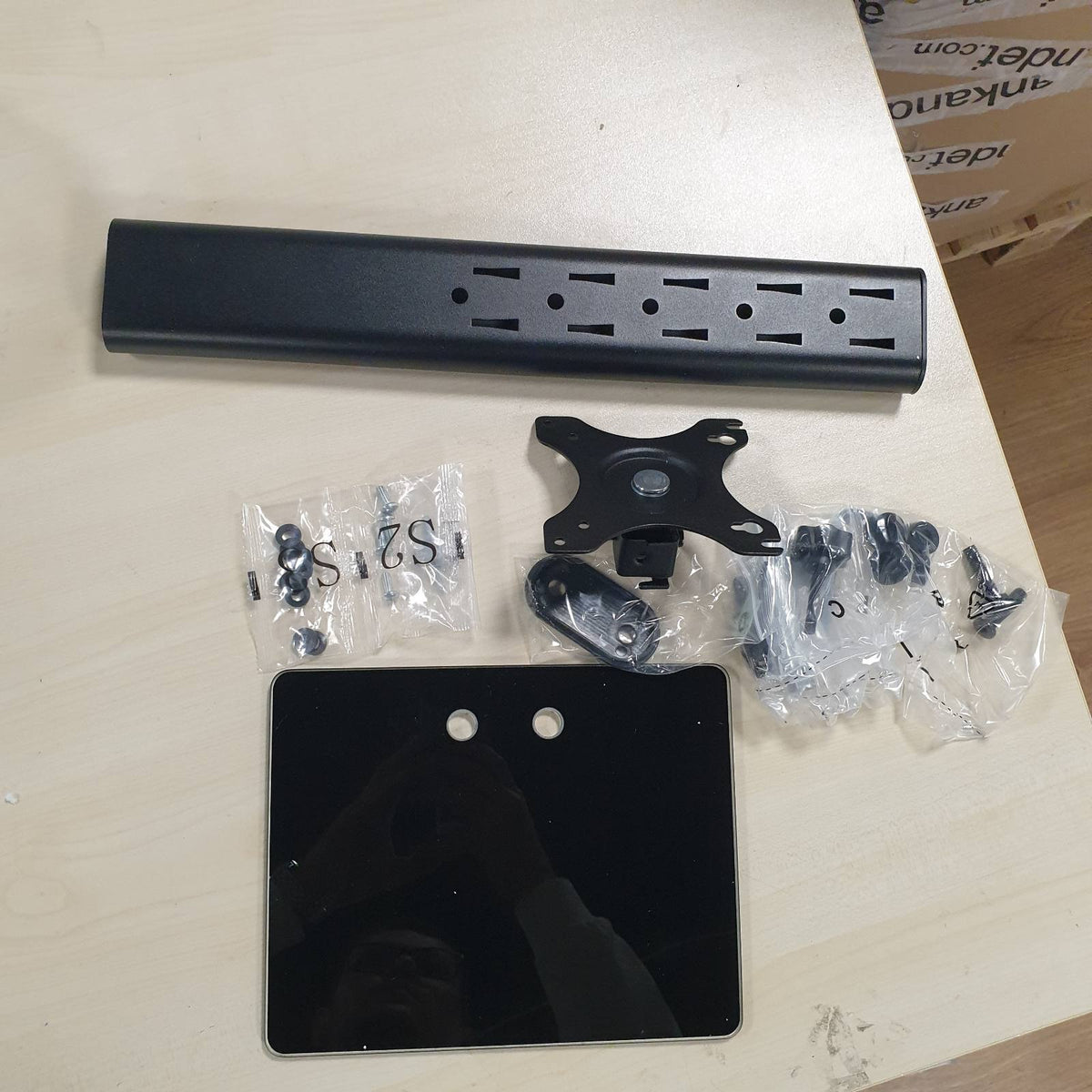 310426 - 5RCOM Mbështetëse Monitori VESA për Ekrane 13-32 inç, e rregullueshme në lartësi, rrotulluese 140° dhe 360°, MAX 10kg, VESA 75/100mm