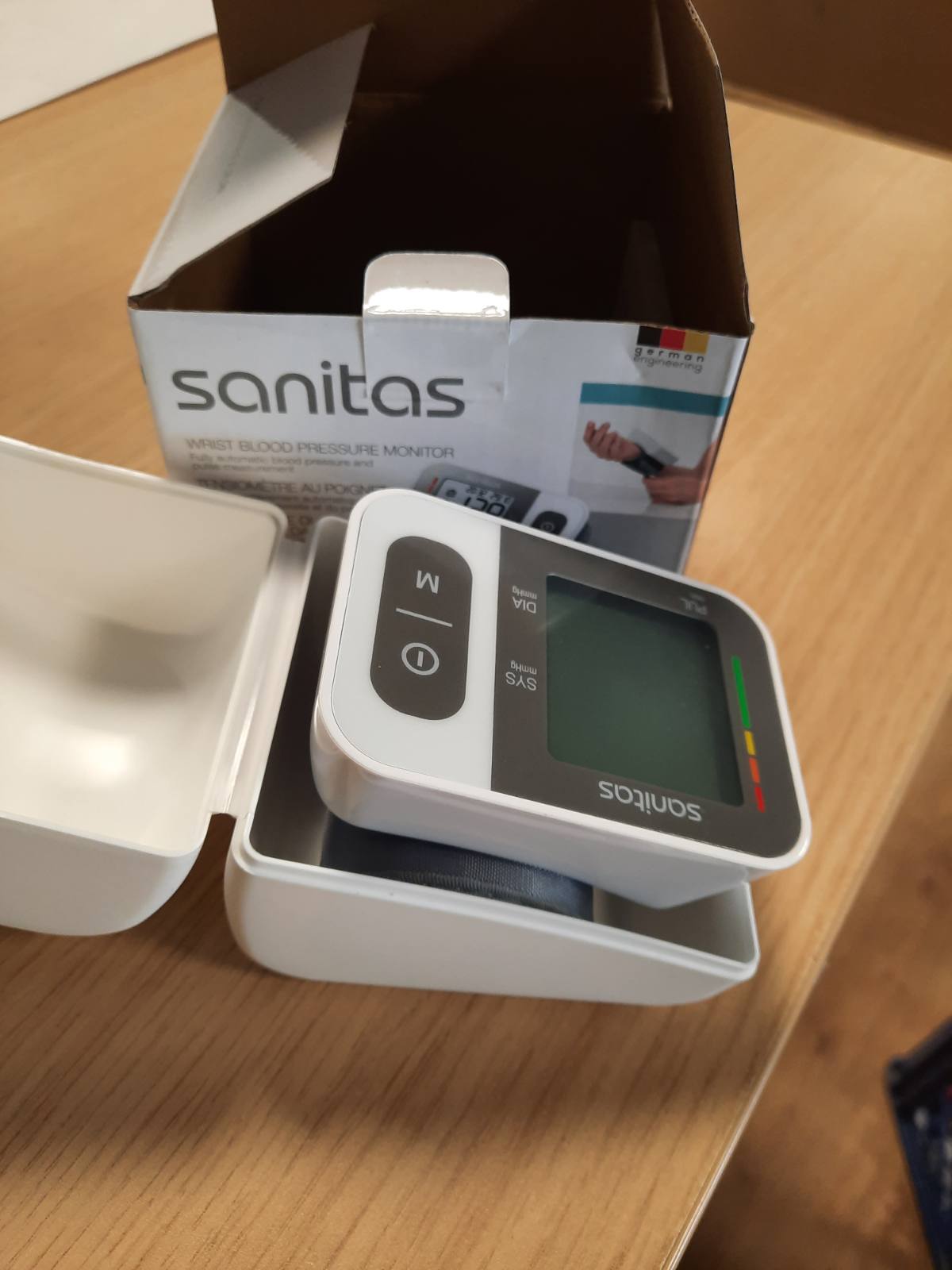 303337 - SANITAS Monitor i tensionit të gjakut SBC 15 për kyçin e dorës, matje automatike e tensionit dhe pulsit, funksion paralajmërues për aritmi