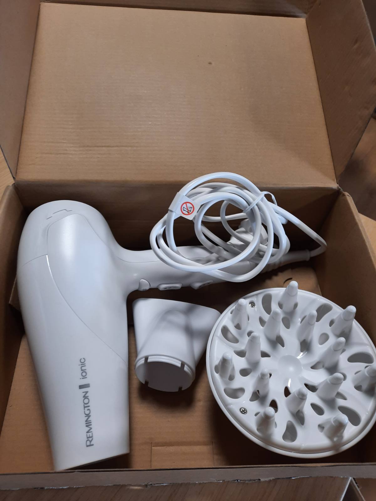 296933 - REMINGTON THARËSE FLOKËSH IONIC D3199, 2200W, me difuzor dhe grykë stilimi, 3 cilësime nxehtësie, 2 cilësime ventilatori + ftohje