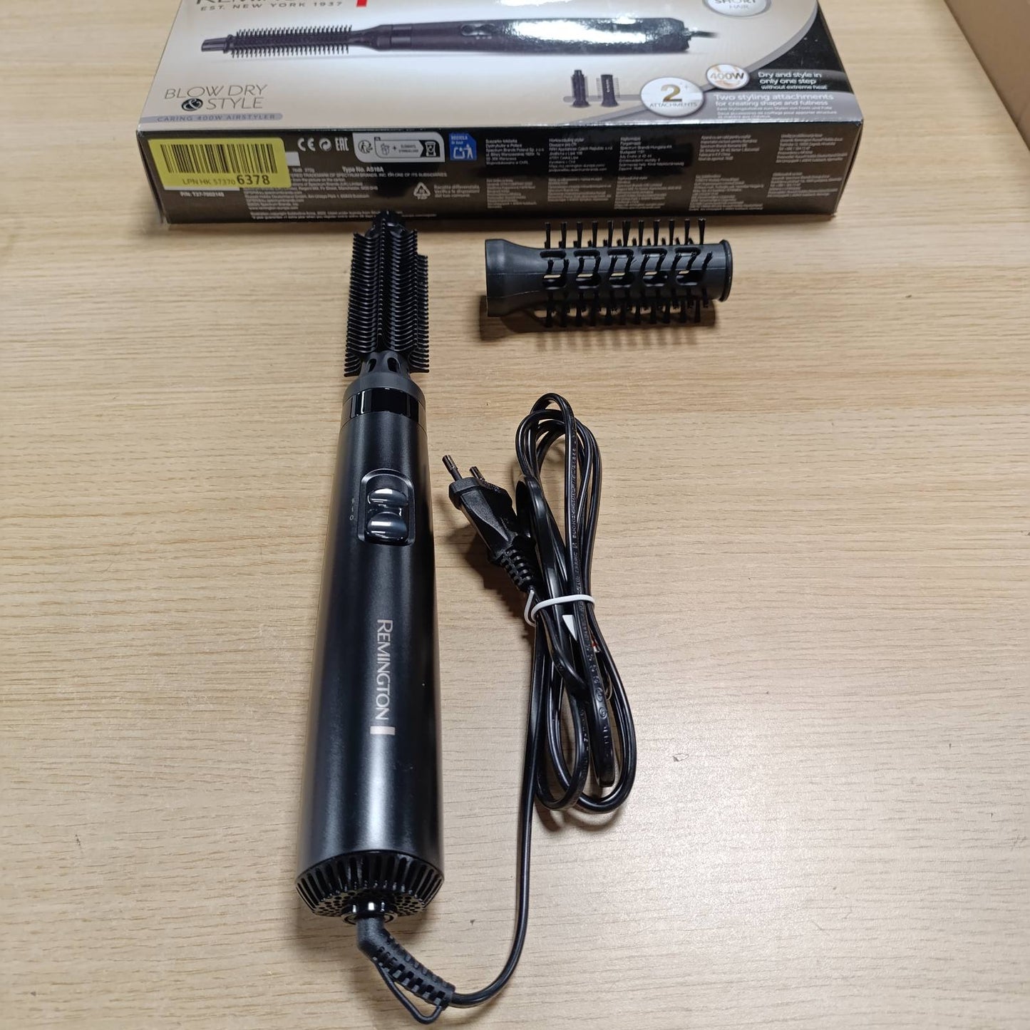 289930 - REMINGTON Furçë me Ajër të Nxehtë Airstyler AS7100 | 2 cilësime ngrohjeje | Përfshin 2 aksesorë: furçë të rrumbullakët 19 mm dhe 25 mm | E zezë