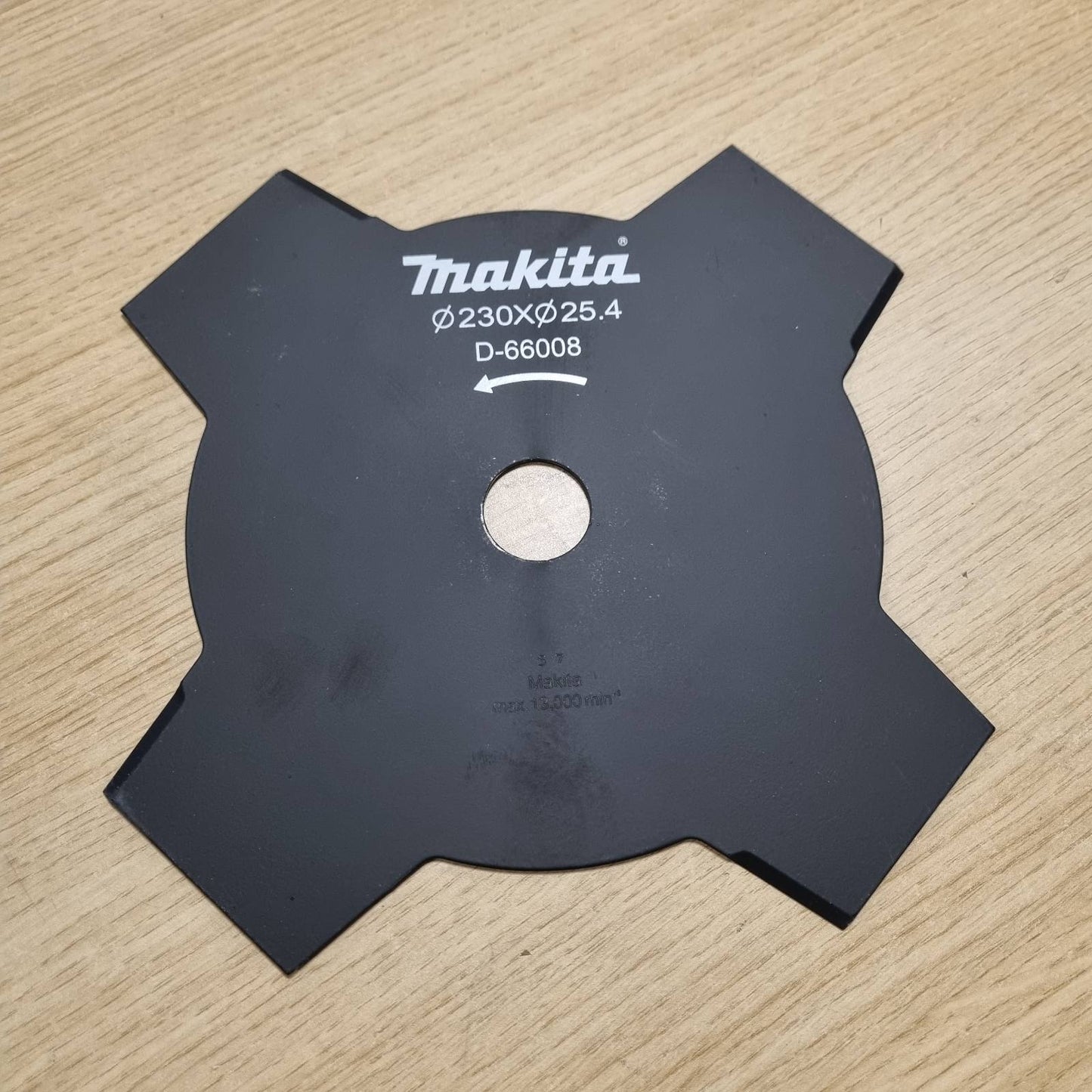 322710 - MAKITA Teh impakt D-66008 me 4 dhëmbë 230 mm, bosht 25.4 mm, teh prerës bari çeliku, për punë në sipërfaqe të mëdha në bar të trashë e të thatë dhe barëra të këqija