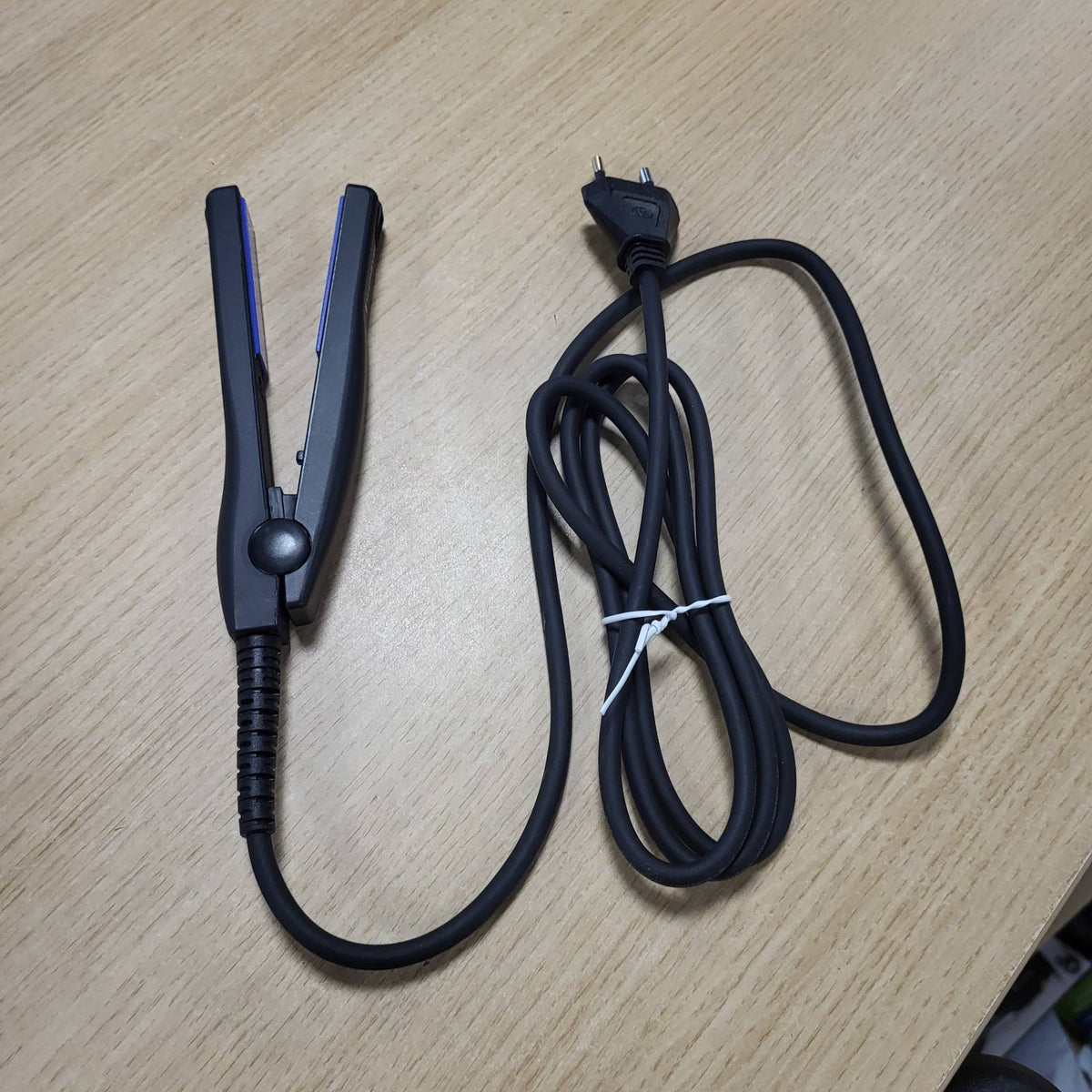 307595 - REMINGTON - Drejtues flokësh mini 15 cm me pllaka qeramike, temperatura deri në 200°C, S2880 | 1 pako