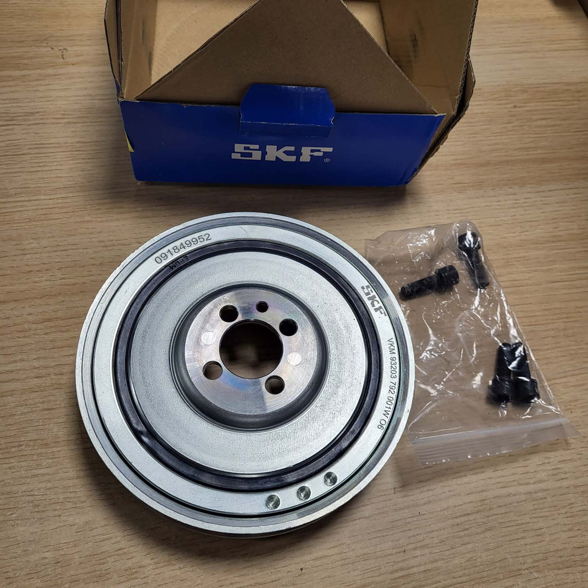 312523 - SKF Rrotullë boshti VKM 93203, lartësia 77 mm, gjatësia 180 mm, gjerësia 180 mm - cilësi origjinale