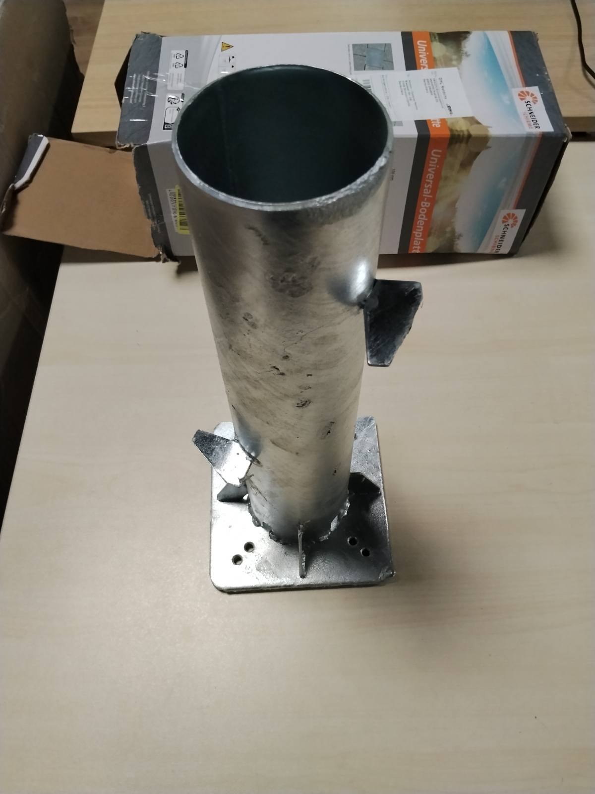 312755 - SCHNEIDER PLLAKË BAZE UNIVERSALE PËR ÇADRA DIELLI ME KONSOL, 897-00, PËR NGULJE NË BETON, 3.8 KG, ARGJEND