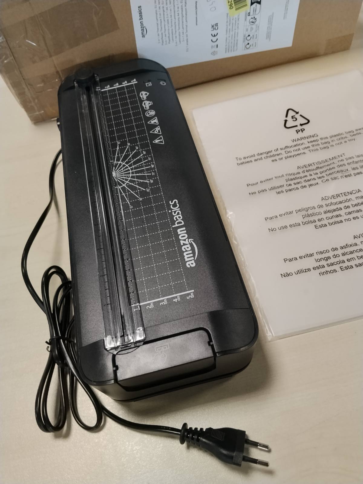 308940 - AMAZON BASICS Laminator termik 3-në-1 për madhësinë A4, me funksione për prerje, shpim dhe rrumbullakosje të qosheve, përfshirë 10 mbështjellësa, tapë EU, e zezë
