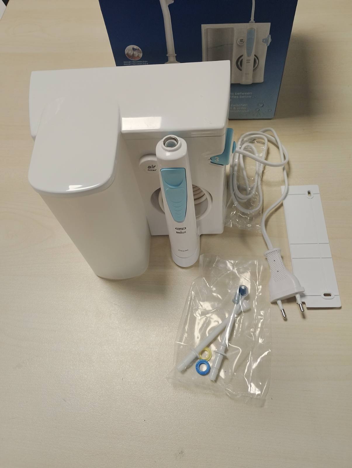 292543 - ORAL-B - Pastrues dhëmbësh me ujë Center Health, 2 gryka zëvendësuese, Teknologji Oxyjet, 5 nivele presioni, e bardhë/blu