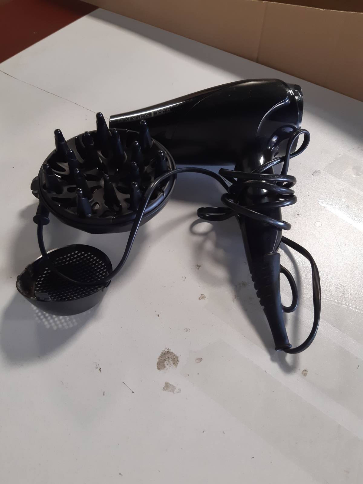 293382 - REMINGTON Tharëse flokësh 2200W, Funksion jonik, 3 nivele ngrohjeje, 2 nivele ventilatori, Niveli i ftohjes, Difuzor, Model D3198