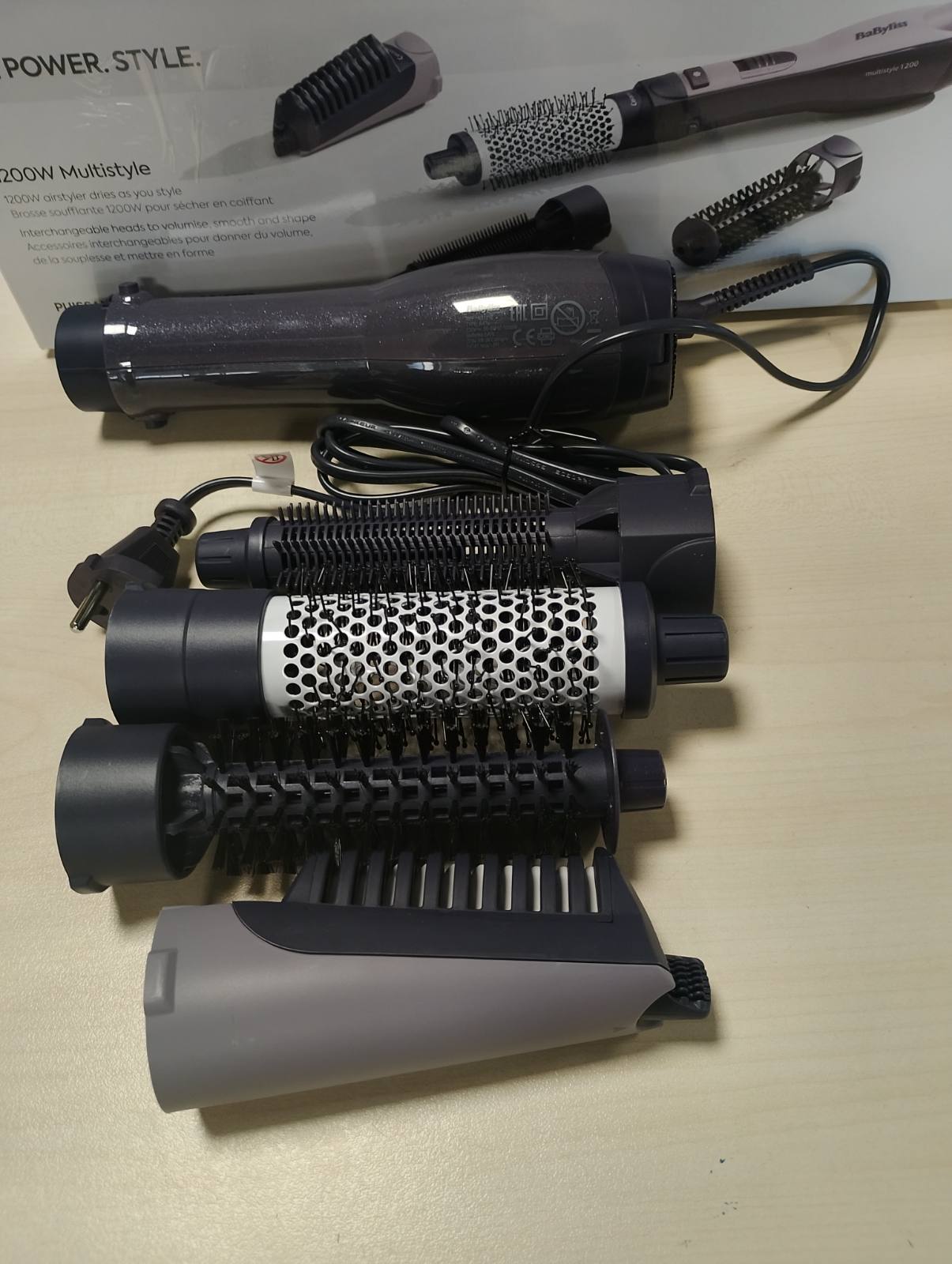293191 - BaByliss - Furçë për tharëse flokësh Multistyler me teknologji jonike kundër fërkimit, teknologji qeramike, 4 aksesorë, e zezë, AS121E