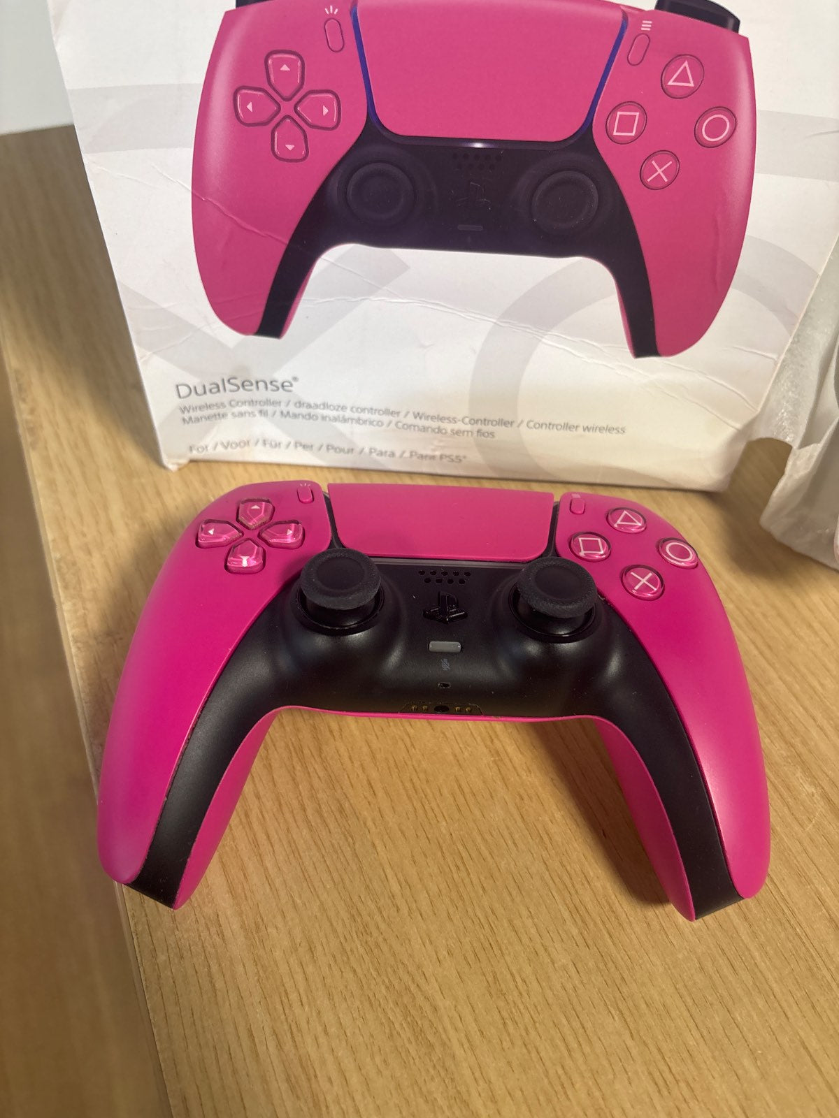 272893 - SONY, kontrollues zyrtar pa tel për PlayStation 5 DualSense, reagim haptik, shkrehës adaptivë, mikrofon i integruar, bateri e rikarikueshme, i pajtueshëm me PS5/PC, ngjyra: Nova Pink