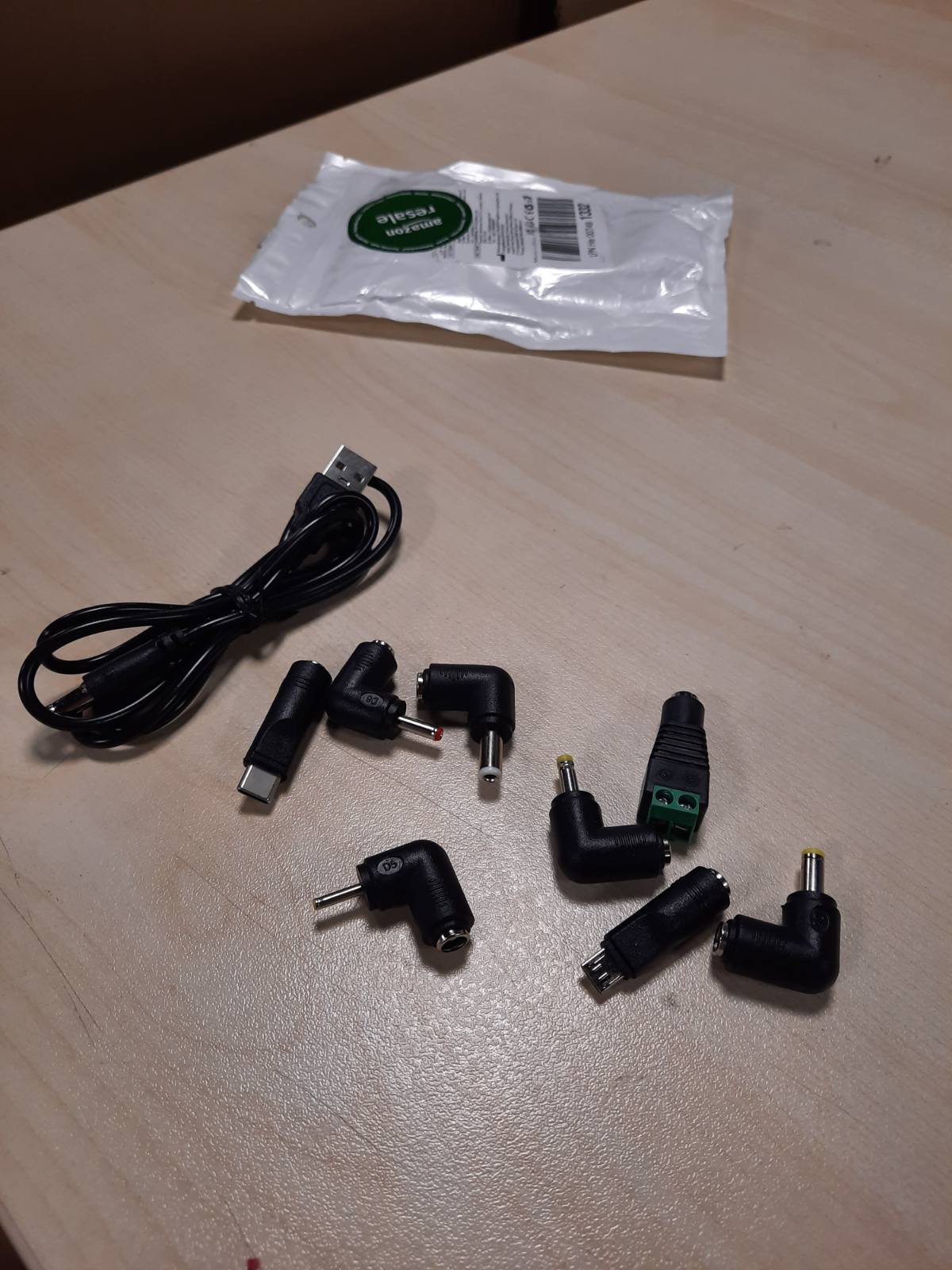 277226 - Kabllo Universal Energjie USB në DC 5V, 5.5 mm * 2.1 mm, me 8 Konektorë Jack për Mikro Tablet