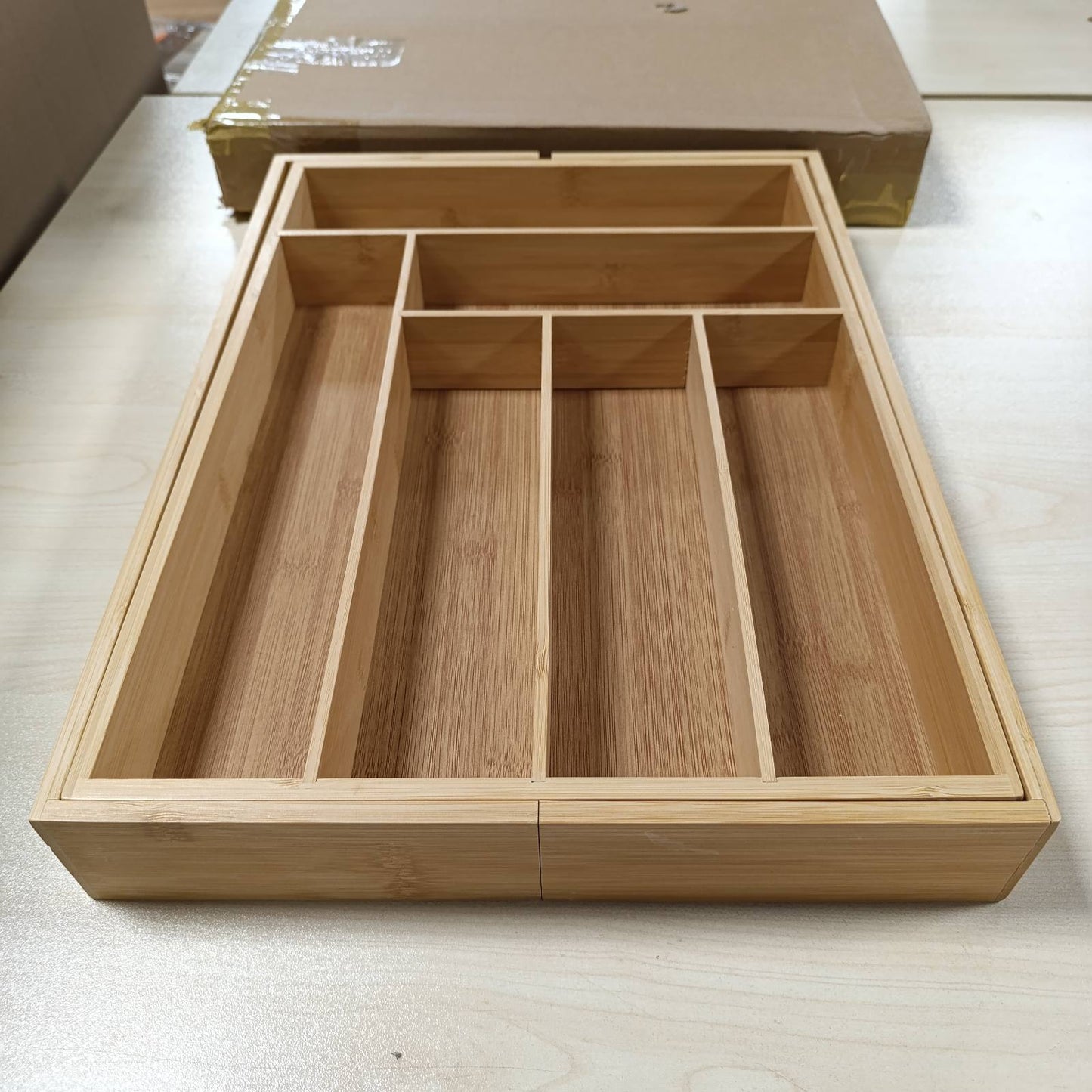 256570 - TABAKA TAKËMESH ALPINA - Tabaka takëmesh e zgjerueshme - 6-8 ndarje - prej bambuje - Përshtatet për sirtarë nga 34 deri në 56.5 cm - 46 x 34-56.5 x 6 cm