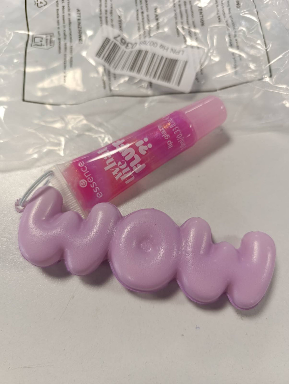 301502 - ESSENCE WHAT THE FLUFF?! Lustër Buzësh, Shkëlqyes Buzësh, Nr. 01, Rozë, 10ml, Vegan, Pa Parabene, Pa Mikroplastikë, Pa Nanopjesëza