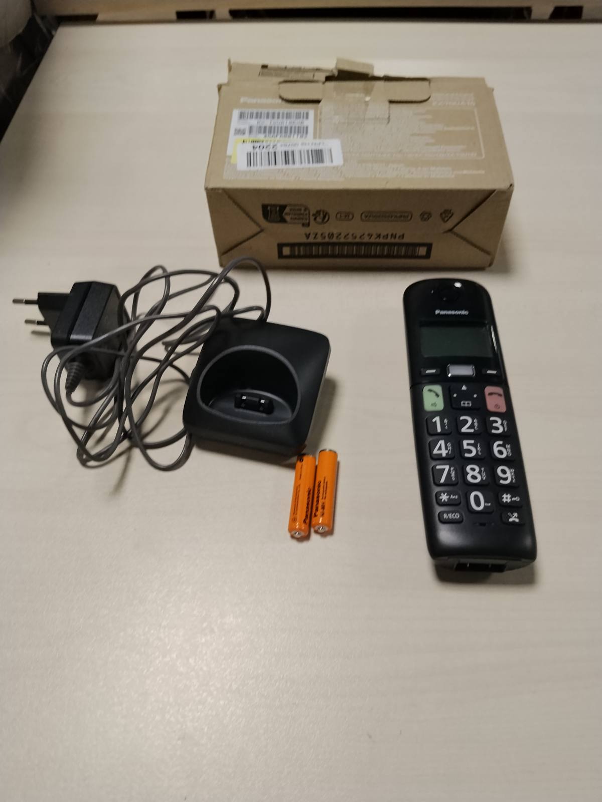 295805 - PANASONIC KX-TGUA10EXB telefon shtesë për telefonat dixhitalë pa tel KX-TGU130/KX-TGU110, butona të mëdhenj, buton i preferuarave, i pajtueshëm me aparat dëgjimi, e zezë