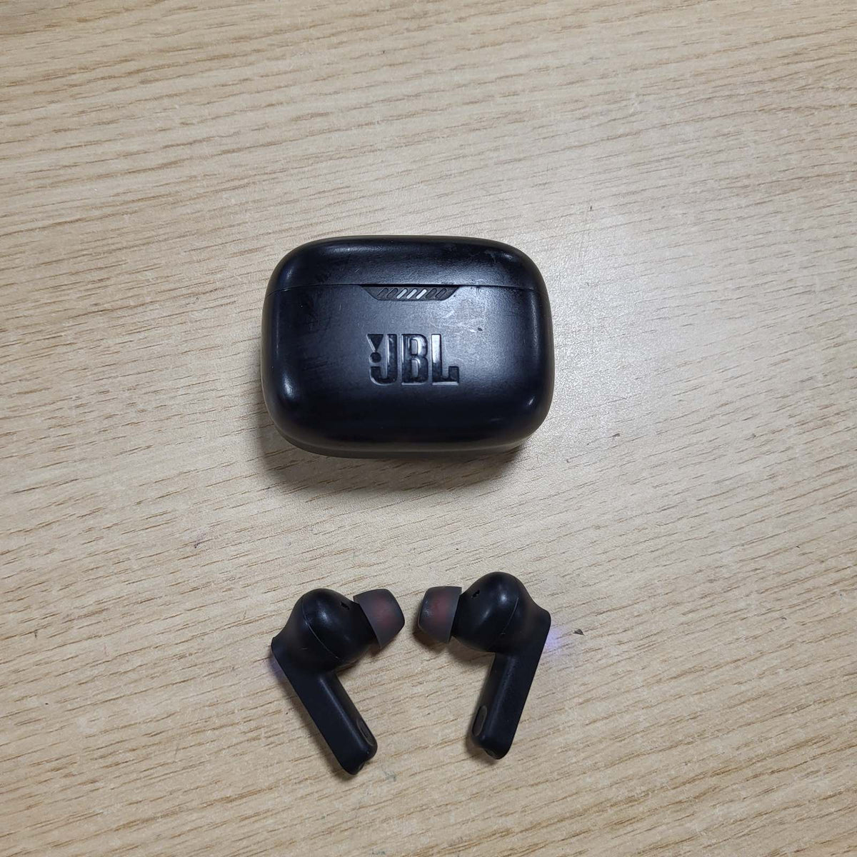 305092 - JBL TUNE 235 NC - Kufje Bluetooth në vesh, pa tel, anulim zhurmash, jetëgjatësi baterie 48 orë, IP54
