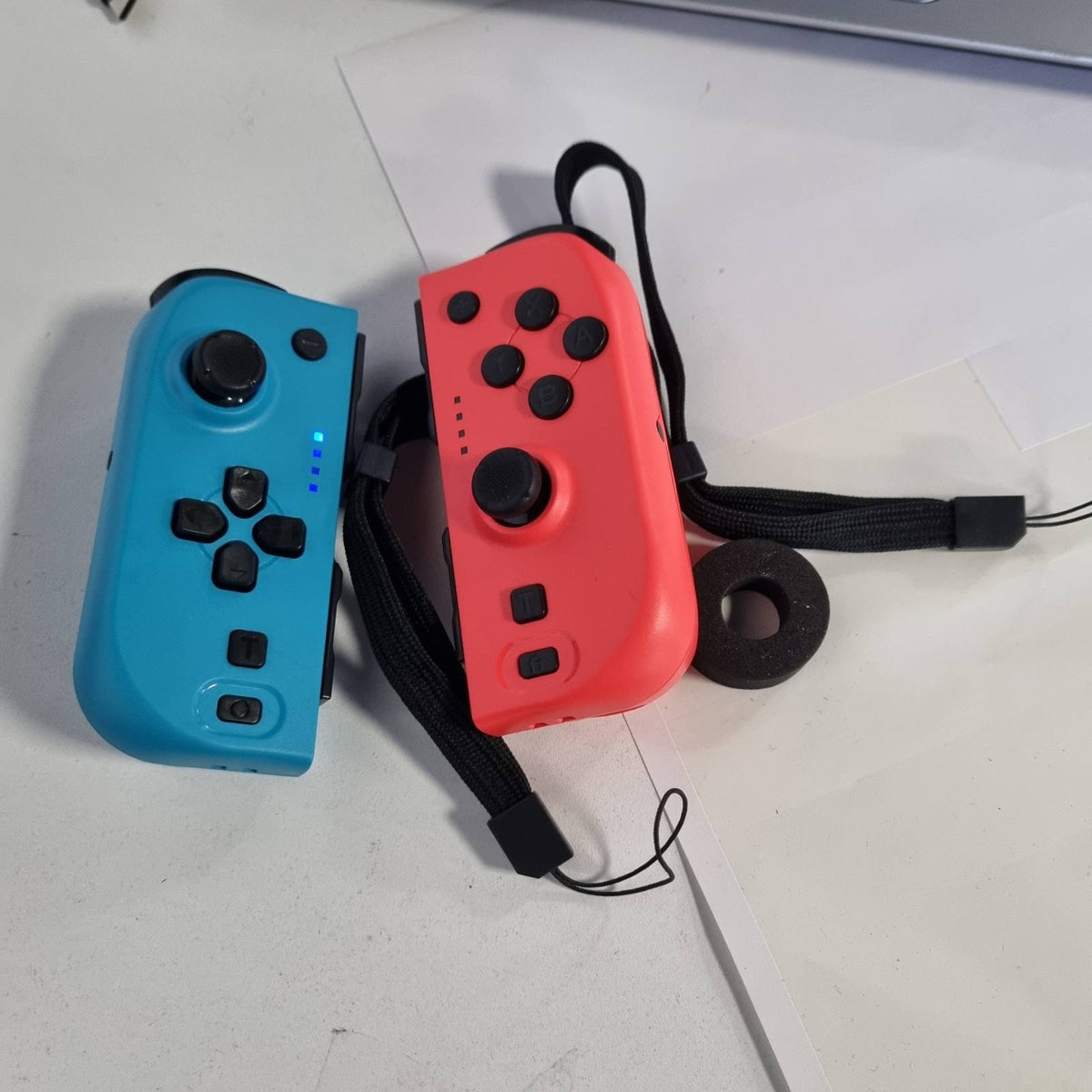 299443 - KONIX Palë Joypad-esh për Nintendo Switch dhe Switch OLED, Jetëgjatësi baterie 8 orë, Funksion dridhjeje, Blu dhe e kuqe