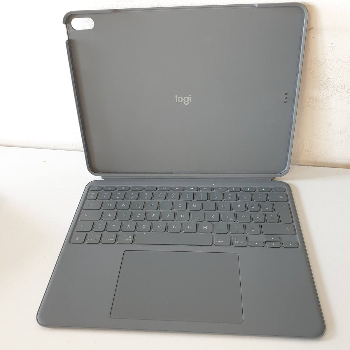 309455 - LOGITECH Kutia e tastierës Combo Touch për iPad Air 13 inç (M2, M3, M4) (2024, 2025, 2026) – Tastierë e shkëputshme me ndriçim prapa, mbështetje, QWERTZ gjerman - Gri