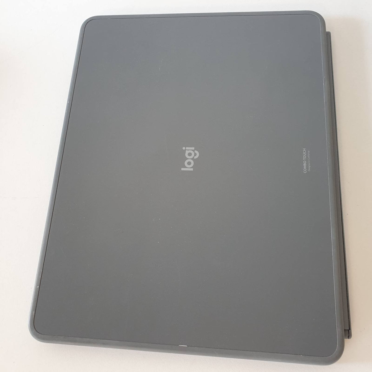 309455 - LOGITECH Kutia e tastierës Combo Touch për iPad Air 13 inç (M2, M3, M4) (2024, 2025, 2026) – Tastierë e shkëputshme me ndriçim prapa, mbështetje, QWERTZ gjerman - Gri