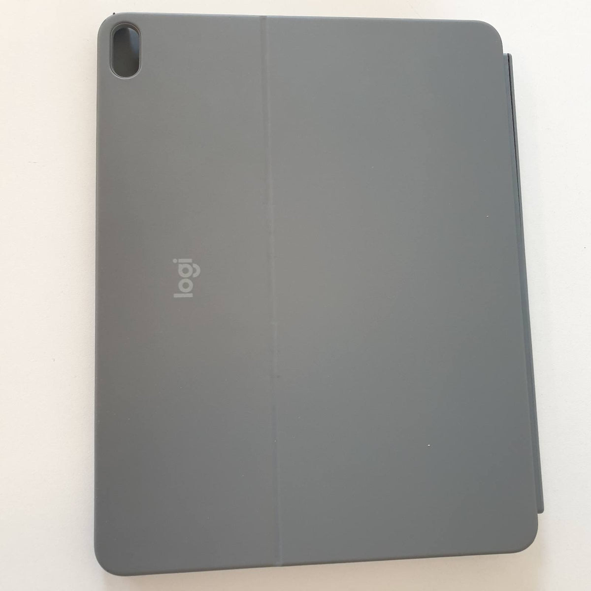 309455 - LOGITECH Kutia e tastierës Combo Touch për iPad Air 13 inç (M2, M3, M4) (2024, 2025, 2026) – Tastierë e shkëputshme me ndriçim prapa, mbështetje, QWERTZ gjerman - Gri